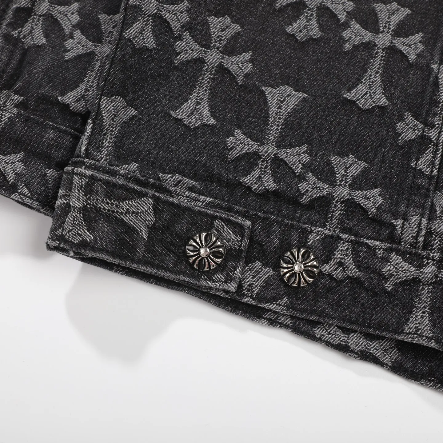 P260 [Black] Chrome Hearts double-sided heavy denim jacket with LOGO jacquard and dark flowers printed all over. The same style as the Internet celebrity star. The cross-printed denim jacket has a unique cross design element and all-over printing, which is full of design. It is made of 100% denim cotton fabric with heavy coarse yarn count, which ensures a stiff and tough silhouette while being soft, comfortable and breathable. The lapel is designed with silver buttons and is full of texture. The classic white cross logo is all over the dress, making it a perfect versatile style for spring and summer! Customized jacquard fabric, you can wear it in various styles. This gender-neutral shirt is a must-have for nightclubs. It can be worn as a jacket for both men and women. It can be easily worn by both men and women! The original loose version is made of high-quality pure cotton fabrics. The fabric pattern is high-definition and delicate without burrs. It is comfortable and breathable to wear. All the buttons are molded and customized. It is casual and fashionable and can be matched with any bottoms. It can be windproof and sunproof in spring and summer. It can be worn outside in autumn and winter! Easily concave shape makes you look slimmer and taller, perfect for both men and women! Style number: Color: Black Size: S M L XL